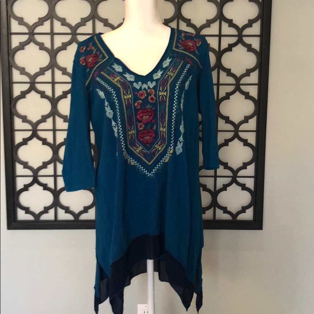 Johnny was tunic like top perfect with leggings